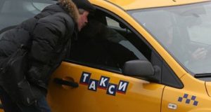 Пьяные горожане напали на таксиста, который отказался везти их домой