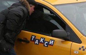 Пьяные горожане напали на таксиста, который отказался везти их домой