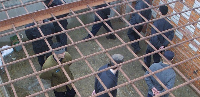 Жестоко избил сожителя собственной жены по ее просьбе и отправился на семь лет за решетку