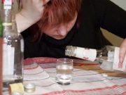 Пьяная сельчанка поссорилась с подругой и сломала ей ногу поленом Пьяная сельчанка поссорилась с подругой и сломала ей ногу поленом