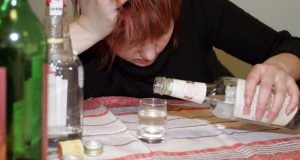 Пьяная сельчанка поссорилась с подругой и сломала ей ногу поленом Пьяная сельчанка поссорилась с подругой и сломала ей ногу поленом