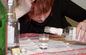 Пьяная сельчанка поссорилась с подругой и сломала ей ногу поленом Пьяная сельчанка поссорилась с подругой и сломала ей ногу поленом