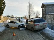Два автомобиля не поделили дорогу в Горно-Алтайске
