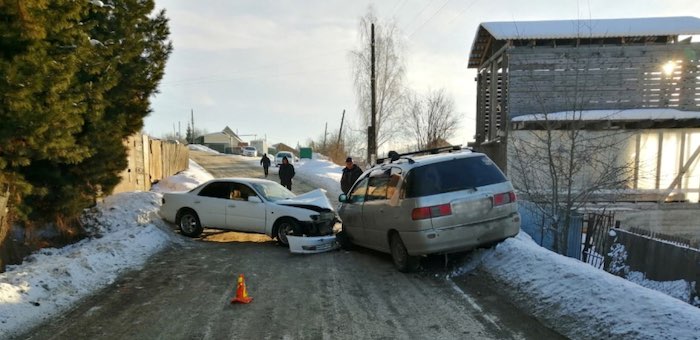 Два автомобиля не поделили дорогу в Горно-Алтайске