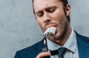 Грабитель в маске украл в магазине восемь пачек сигарет