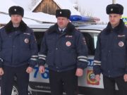 Машина перевернулась на заснеженной трассе, на помощь женщине с ребенком пришли полицейские и водитель джипа