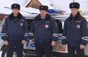 Машина перевернулась на заснеженной трассе, на помощь женщине с ребенком пришли полицейские и водитель джипа