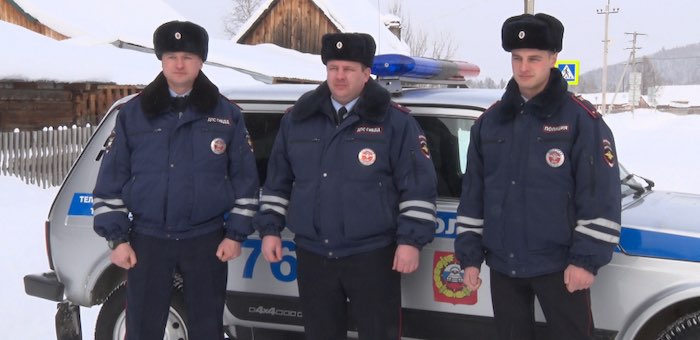 Машина перевернулась на заснеженной трассе, на помощь женщине с ребенком пришли полицейские и водитель джипа