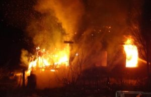 Два человека погибли на пожарах в новогодние праздники, несколько домов уничтожено огнем