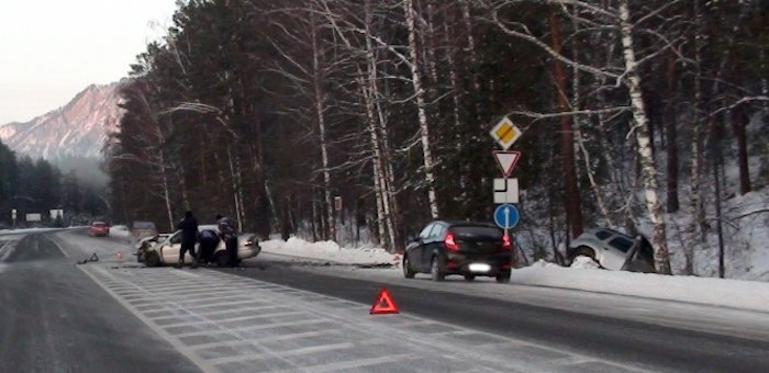 Четверо человек пострадали в ДТП на развилке Чуйского и Чемальского трактов