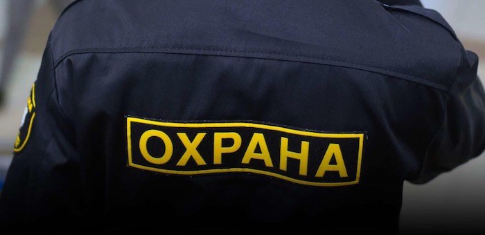Школьный охранник отправил ребенка домой в мороз в летней обуви
