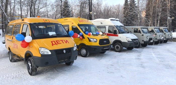 Районы получили новые школьные автобусы и санитарные автомобили