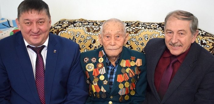 Мэр поздравил участника Сталинградской битвы с годовщиной ее завершения