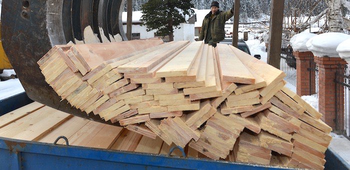 В прошлом году поставки необработанных лесоматериалов на экспорт сократились