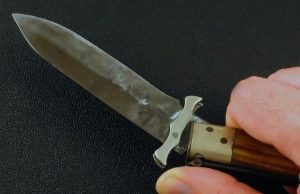 Заступившийся за свою девушку мужчина получил шесть ударов ножом в грудь и погиб