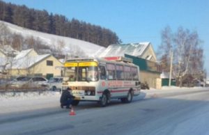 Нетрезвый житель Кызыл-Озека свалился прямо под колеса автобуса