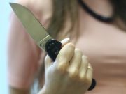 Пьяная жительница Маймы вызвала «скорую» и напала с ножом на врача