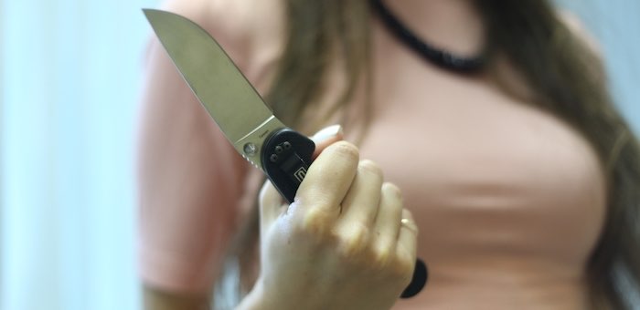 Пьяная жительница Маймы вызвала «скорую» и напала с ножом на врача