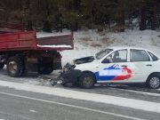 «Лада Гранта» с пятью пассажирами врезалась в припаркованный на обочине дороги грузовик