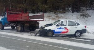 «Лада Гранта» с пятью пассажирами врезалась в припаркованный на обочине дороги грузовик