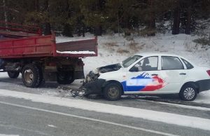 «Лада Гранта» с пятью пассажирами врезалась в припаркованный на обочине дороги грузовик