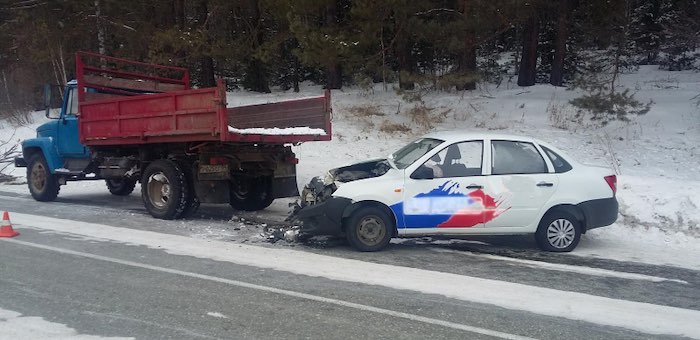 «Лада Гранта» с пятью пассажирами врезалась в припаркованный на обочине дороги грузовик