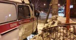 «Лада Калина» и «скорая помощь» столкнулись в Горно-Алтайске: двое пассажиров госпитализированы