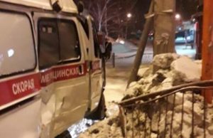 «Лада Калина» и «скорая помощь» столкнулись в Горно-Алтайске: двое пассажиров госпитализированы