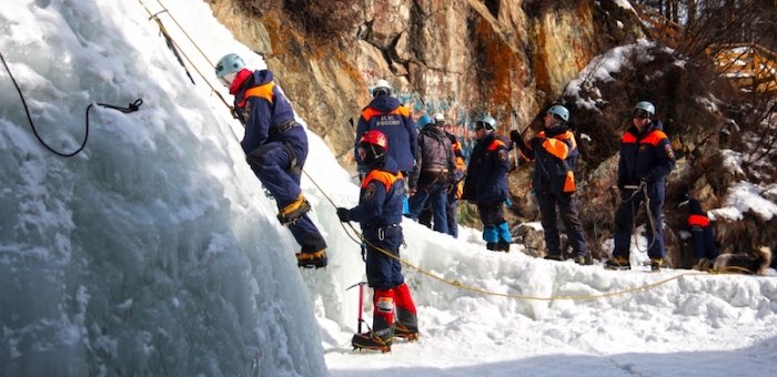 Спасатели провели тренировку на замерзшем Камышлинском водопаде