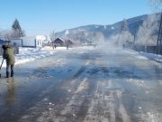 В Теньге из-за наледи подтопило дорогу на Усть-Кан и две улицы