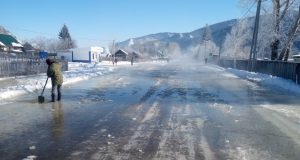 В Теньге из-за наледи подтопило дорогу на Усть-Кан и две улицы
