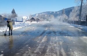 В Теньге из-за наледи подтопило дорогу на Усть-Кан и две улицы