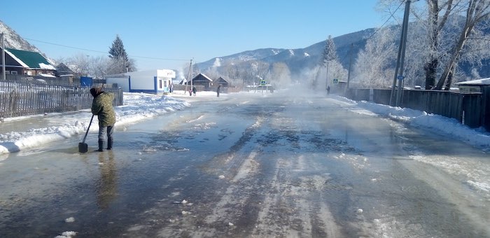 В Теньге из-за наледи подтопило дорогу на Усть-Кан и две улицы