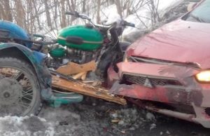 Нетрезвый мотоциклист протаранил на «встречке» Mitsubishi Lancer. Пассажир в реанимации