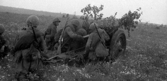 Выкатил пушку на открытую позицию и в упор разрушил огневые точки врага