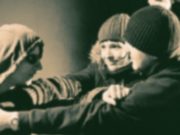 Женщина, разнимавшая дерущихся мужчин, получила удар ножом в грудь