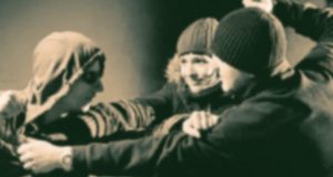 Женщина, разнимавшая дерущихся мужчин, получила удар ножом в грудь