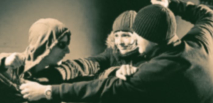 Женщина, разнимавшая дерущихся мужчин, получила удар ножом в грудь