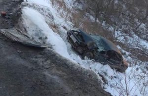 Нетрезвый водитель на Toyota Corolla протаранил «Камаз», после чего машины сорвались в обрыв