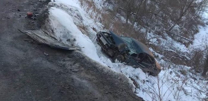 Нетрезвый водитель на Toyota Corolla протаранил «Камаз», после чего машины сорвались в обрыв