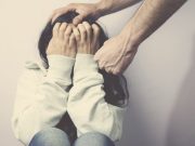 Горожанин избил возлюбленную и угрожал скинуть ее с балкона Горожанин избил возлюбленную и угрожал скинуть ее с балкона