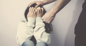 Горожанин избил возлюбленную и угрожал скинуть ее с балкона Горожанин избил возлюбленную и угрожал скинуть ее с балкона
