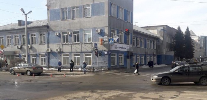 Жительница Чойского района сбила горожанку, переходившую дорогу на зеленый свет