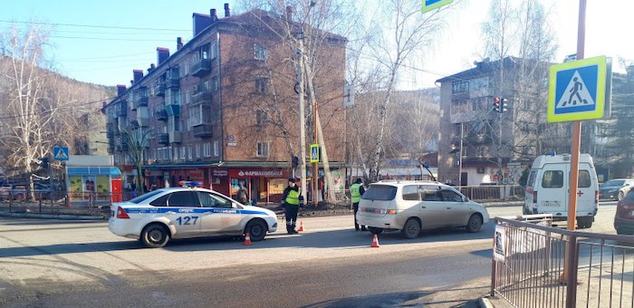 На пешеходном переходе в Горно-Алтайске сбили парня и девушку
