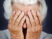 Санитарка обворовала 80-летнюю пациентку