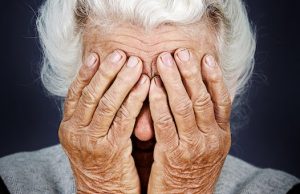 Санитарка обворовала 80-летнюю пациентку