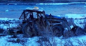 Трактор перевернулся на Чуйском тракте, тракторист госпитализирован