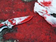 25-летняя женщина целеустремленно убивала мужа ножом, но ему удалось выжить