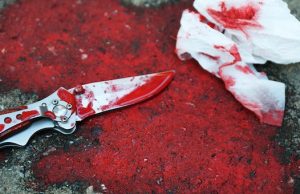 25-летняя женщина целеустремленно убивала мужа ножом, но ему удалось выжить