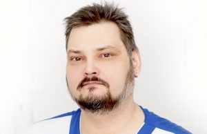 Нейрохирург Денис Мельников: Инструмент не должен двигаться впереди мысли
